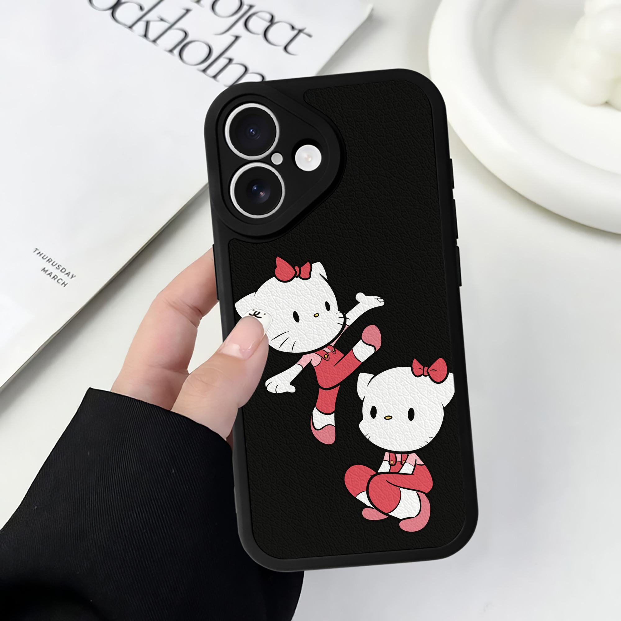 （画像用） Hello Kitty ハローキティ 【iPhone 16シリーズ対応】シリコンスマホケース（レザー調） 材質：シリコン